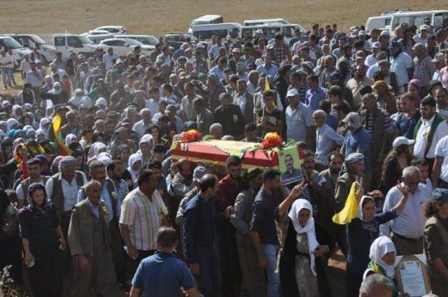 Ypg li Veysi Cin in Cenazesi Pkk Mezarlığında Toprağa Verildi 1