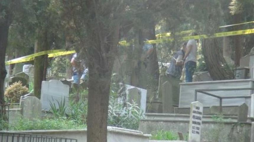 Polis D&uuml;n Vazge&ccedil;irdi, Bu Sabah Aynı Mezarlıkta Intihar Etti