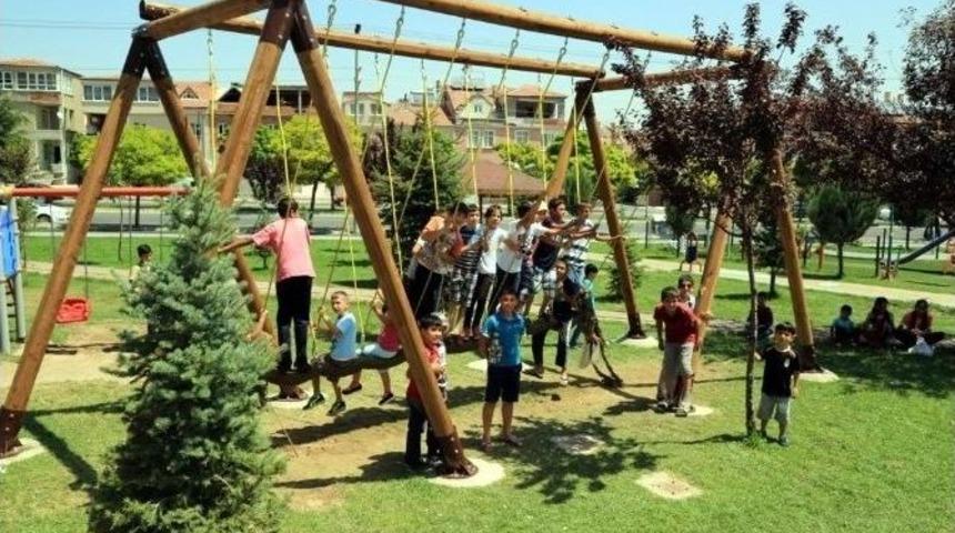 Melikgazi Belediyesi&rsquo;nden &Ccedil;ocuklara &Ouml;zel Sarmal İp Salıncak