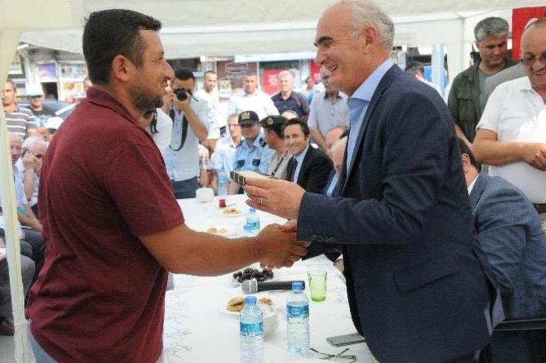 Vali Ve Başkan Krali&ccedil;e Arı Dağıttı, Sel B&ouml;lgesini İnceledi