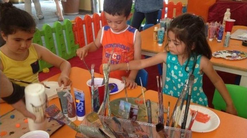 B&uuml;y&uuml;kler Alışverişte, &Ccedil;ocuklar At&ouml;lyede