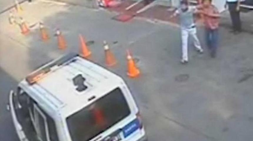 Bursa&rsquo;Da 7 Zabıtayı Bı&ccedil;akla Yaralayan Seyyar Satıcı Dehşeti G&uuml;venlik Kamerasında