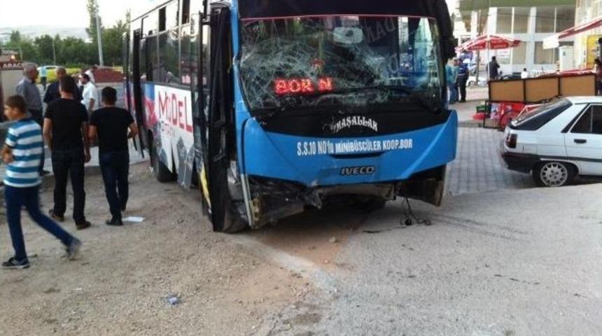 Otob&uuml;s İle Kamyonet &Ccedil;arpıştı 9 Kişi Yaralandı