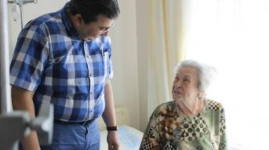 Başkan Ged&uuml;z&rsquo;den Hesne Teyze&rsquo;ye Anlamlı Ziyaret