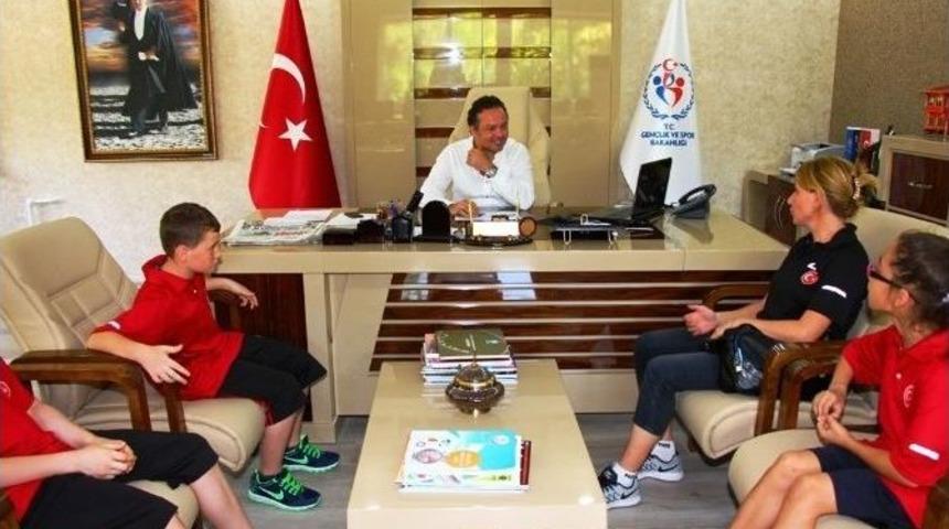 Milli Badmintonculardan Savaş Duman&rsquo;a Teşekk&uuml;r