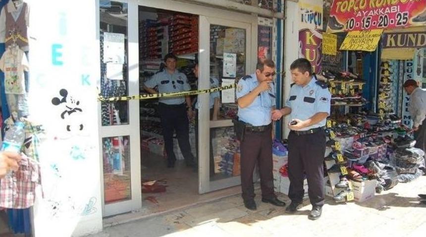 İş Yerinde Bı&ccedil;aklanan Şahıs Ağır Yaralandı