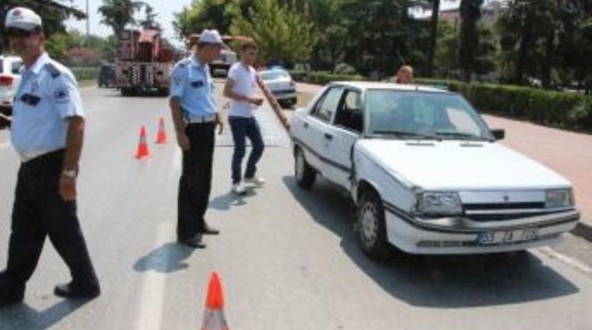 Yoldan &Ccedil;ıkan Otomobil Direğe &Ccedil;arptı