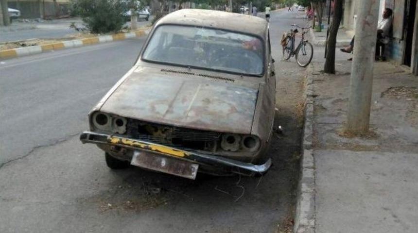 Terkedilmiş Otomobil Kaldırılmayı Bekliyor