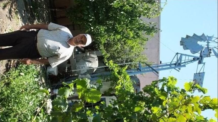 Balıkesir&rsquo;de İş&ccedil;i Emeklisi Bah&ccedil;esini R&uuml;zgar G&uuml;l&uuml; İle Suluyor