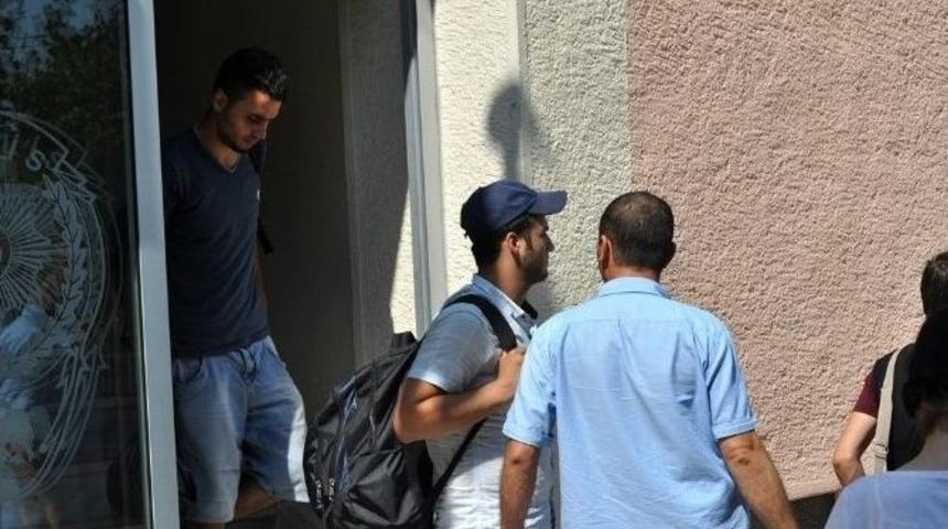 &Ccedil;anakkale&rsquo;de 2 Otob&uuml;ste 101 Ka&ccedil;ak Yakalandı