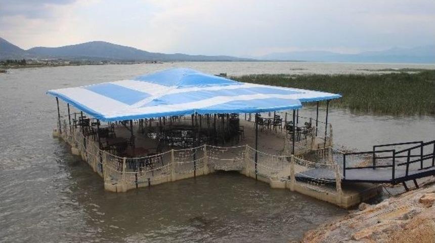 Beyşehir G&ouml;l&uuml;&rsquo;ne Y&uuml;zer Kafe