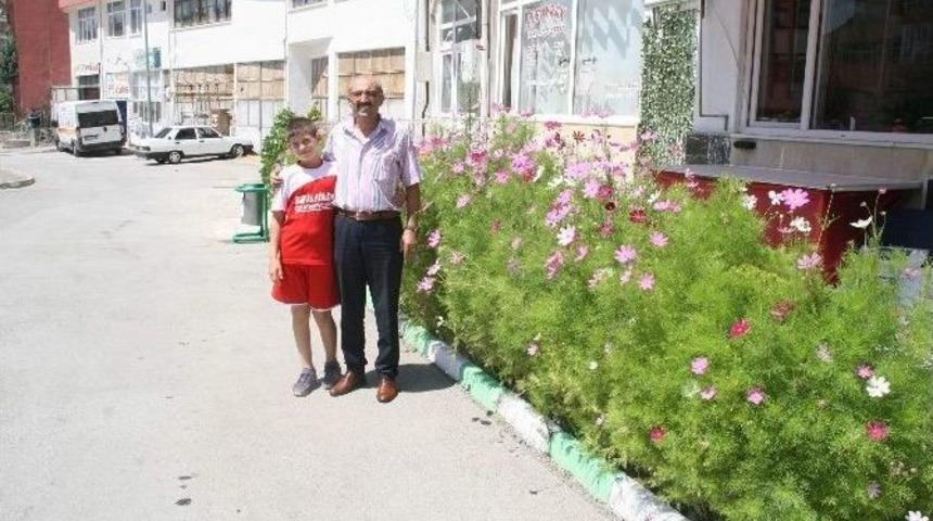Yozgat’ta Esnaf İş Yerinin Önünü Çiçek Bahçesine Çevirdi
