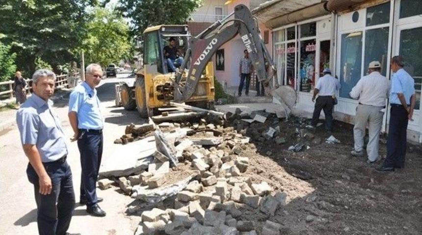 Kaldırımlar Ve Yollar Yenileniyor