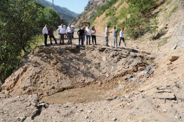 Pkk'lılar Tunceli- Erzincan Karayolunda 500 Kiloluluk Bomba Patlattı