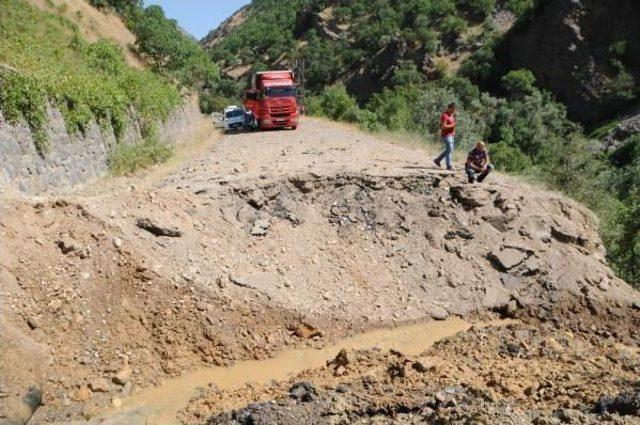 Pkk'lılar Tunceli- Erzincan Karayolunda 500 Kiloluluk Bomba Patlattı