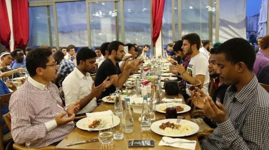 Gen&ccedil;lik Forumu Katılımcıları Başakşehir&rsquo;de Buluştu