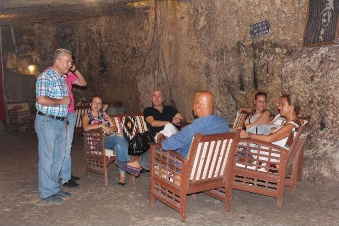 Mağarada Serinliyorlar