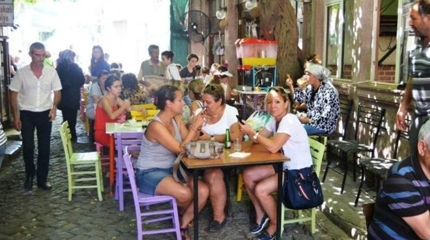 Ayvalık&rsquo;ta Limonata, Koruk Suyu Ve B&ouml;ğ&uuml;rtlen Yok Satıyor