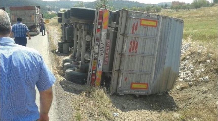 Devrilen Kamyondan Sağ &Ccedil;ıktı