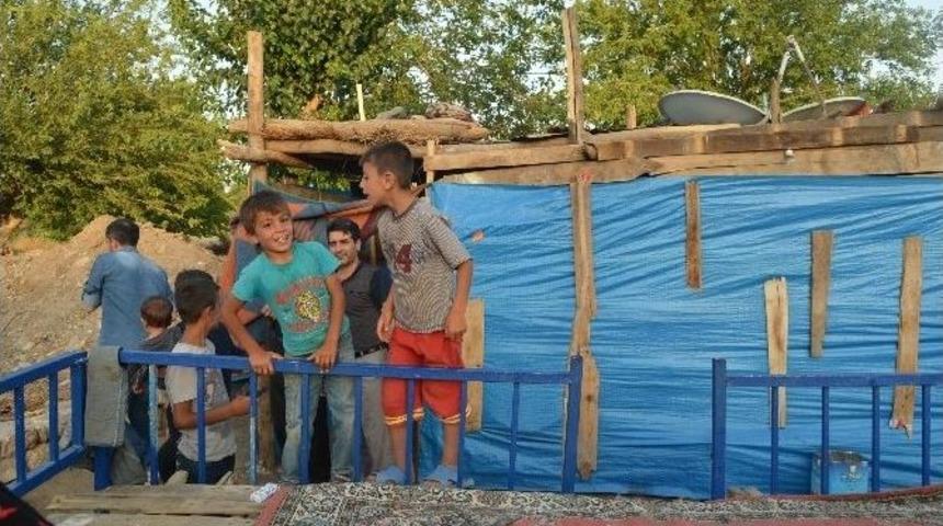 &Ccedil;aresizlikten &Ccedil;adırda Yaşıyorlar