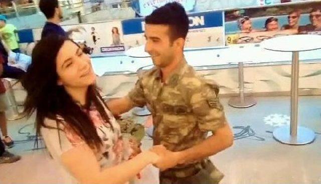'romantik Dolandırıcı', Asker Kıyafeti Ile  Evlenme Teklifi Yapınca Yakalandı