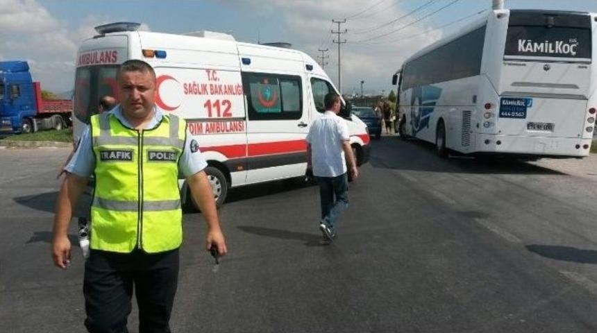 Yolcu Otob&uuml;s&uuml;yle &Ccedil;arpışan Motosiklet S&uuml;r&uuml;c&uuml;s&uuml; &Ouml;ld&uuml;