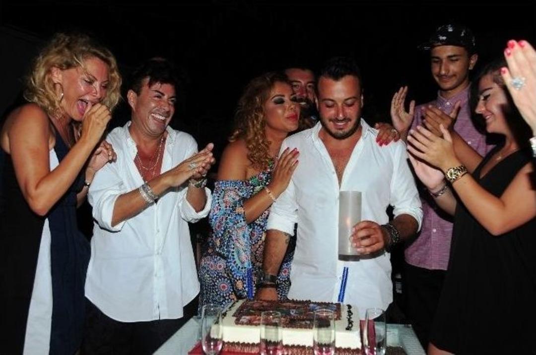 Tanyeli&rsquo;nin Oğlunun Doğum G&uuml;n&uuml;nde &Uuml;nl&uuml; Yağmuru