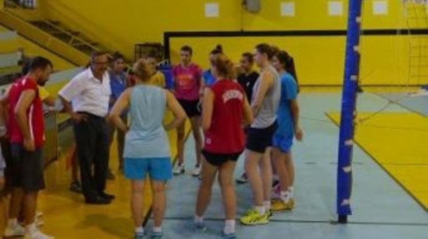 Başkan Kara&ccedil;oban&rsquo;dan Bayan Voleybol Takımına Ziyaret