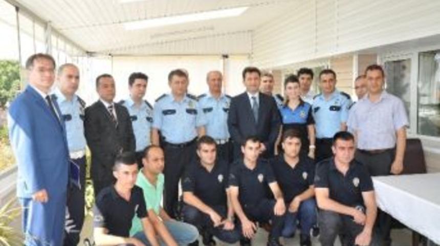 Emniyet M&uuml;d&uuml;r&uuml; Onar, 12 Emniyet &Ccedil;alışanına Altın Hediye Etti
