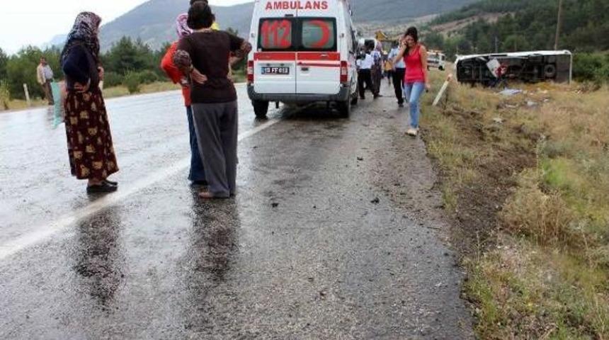 Burdur'da Midib&uuml;s Devrildi: 2 &Ouml;l&uuml;, 11 Yaralı (2)