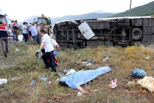 Burdur'da Midibüs Devrildi: 2 Ölü, 11 Yaralı (2)