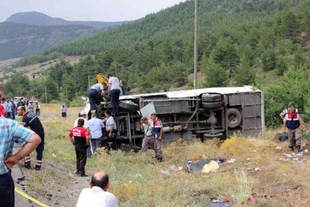 Burdur'da Midibüs Devrildi: 2 Ölü, 11 Yaralı (2)