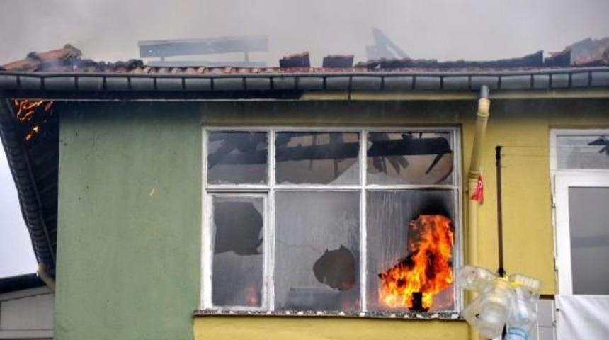 Isparta'da Iki Daire Yangında K&uuml;l Oldu