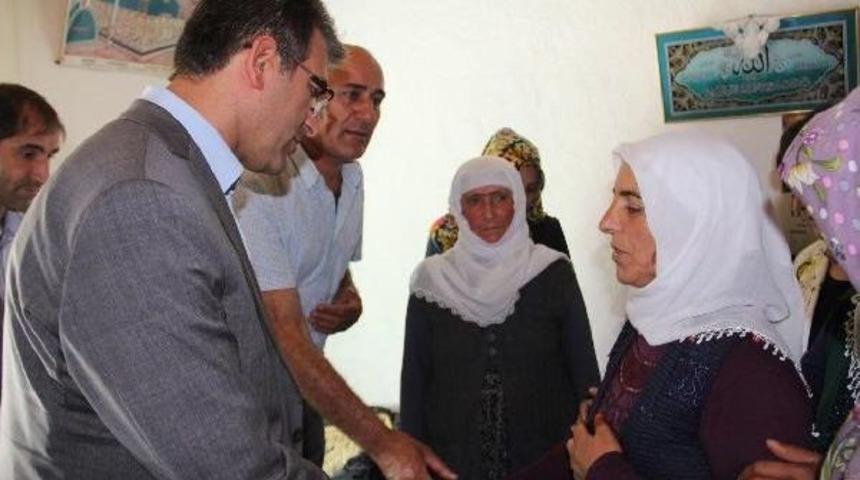Hdp'lilerden Şehit Askerin Ailesine Taziye Ziyareti