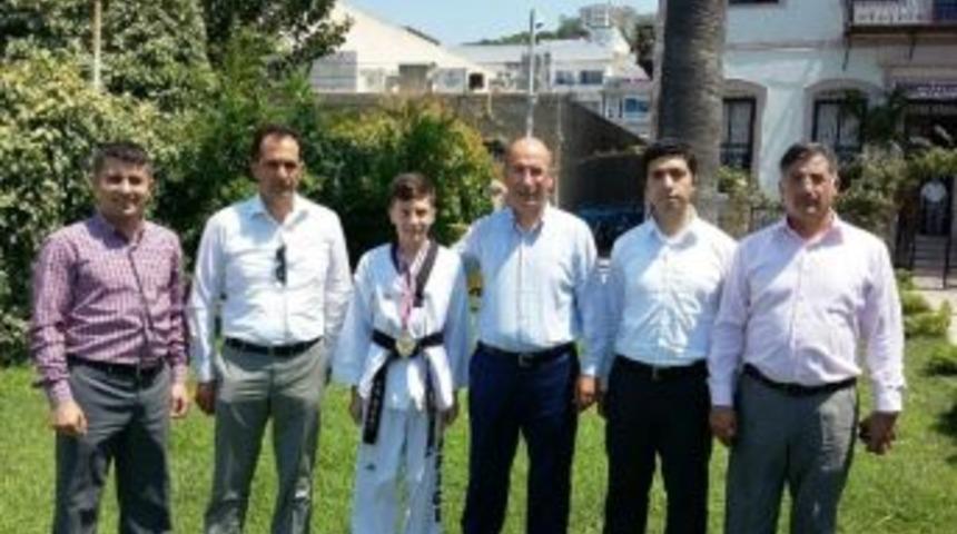 T&uuml;rkiye Şampiyonu Tekvandocudan Kaymakam Nazlı&rsquo;ya Ziyaret