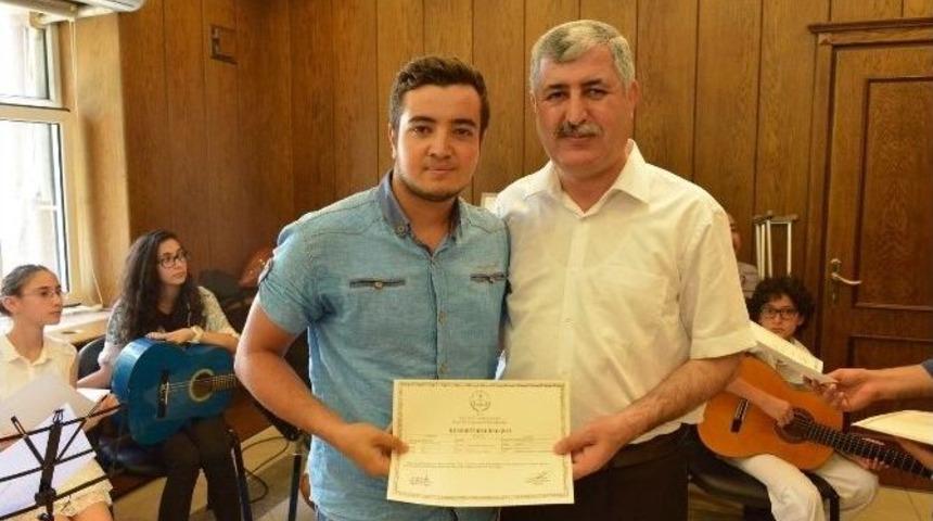 Yeşil Konak&rsquo;ta Gitar Ve Bağlama Kursuna Katılan &Ouml;ğrencilere Başarı Belgeleri Verildi