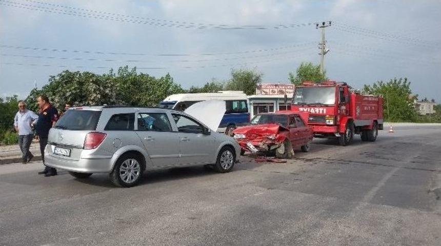 Sakarya&rsquo;da İki Otomobil Kafa Kafaya &Ccedil;arpıştı: 1 Yaralı