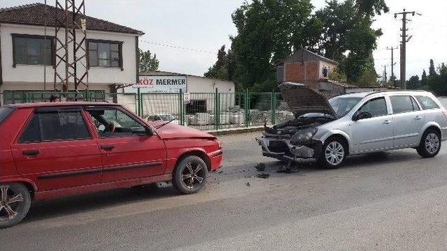 Sakarya’da İki Otomobil Kafa Kafaya Çarpıştı: 1 Yaralı