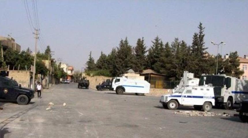 Nusaybin'de Sokaklarda Hendek Kapatan Polise Ateş A&ccedil;ıldı