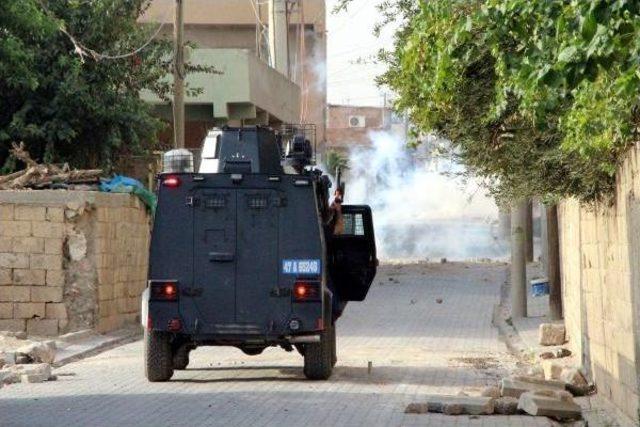 Nusaybin'de Sokaklarda Hendek Kapatan Polise Ateş Açıldı