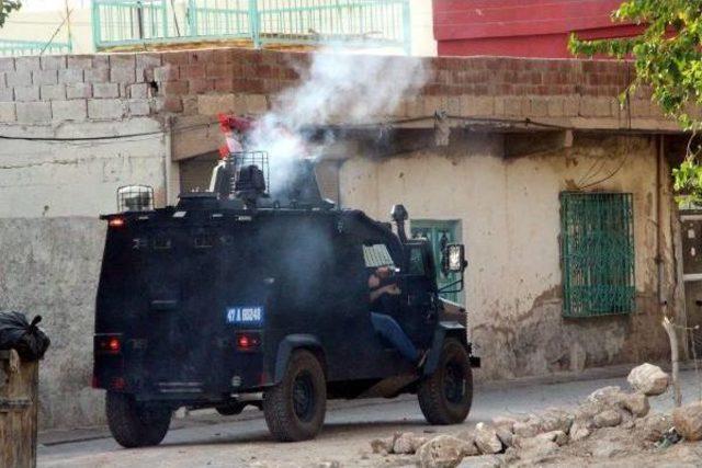 Nusaybin'de Sokaklarda Hendek Kapatan Polise Ateş Açıldı