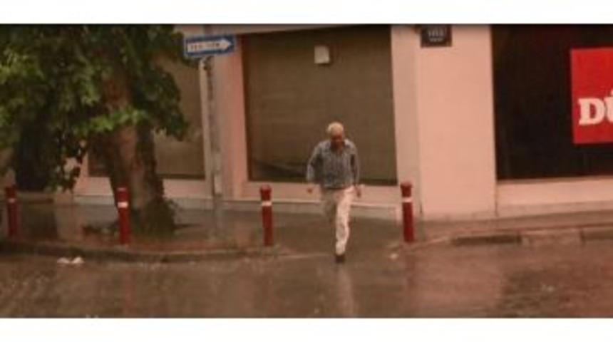 İzmir&rsquo;de Kavurucu Sıcaklar Yerini Yağmura Bıraktı