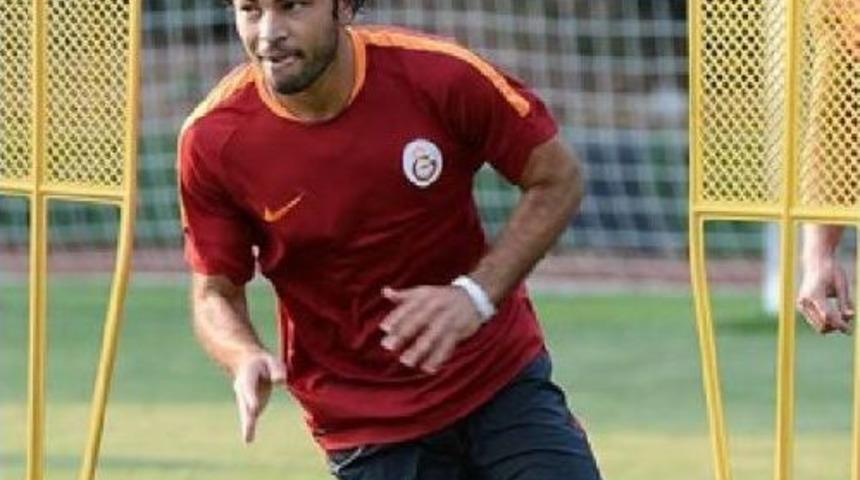 Burak Yılmaz, Sneijder'e 17 Numaralı Forma Hediye Etti