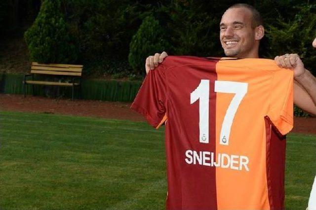 Burak Yılmaz, Sneijder'e 17 Numaralı Forma Hediye Etti