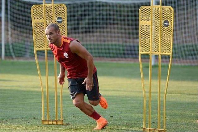 Burak Yılmaz, Sneijder'e 17 Numaralı Forma Hediye Etti