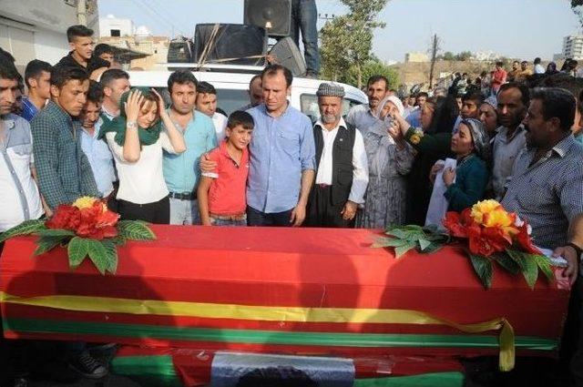 Sivil Aracın Ge&ccedil;işinde Yaşanan Patlamada &Ouml;len S&uuml;r&uuml;c&uuml; Defnedildi 1