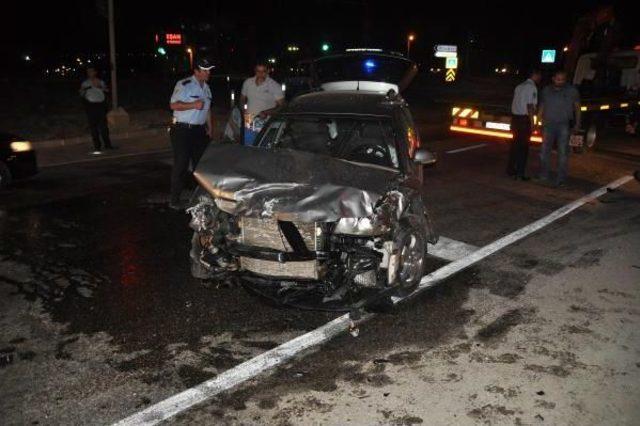 Gurbetçi Aile Ile Müzisyenlerin Bulunduğu Otomobiller Çarpıştı: 1 Ölü, 7 Yaralı