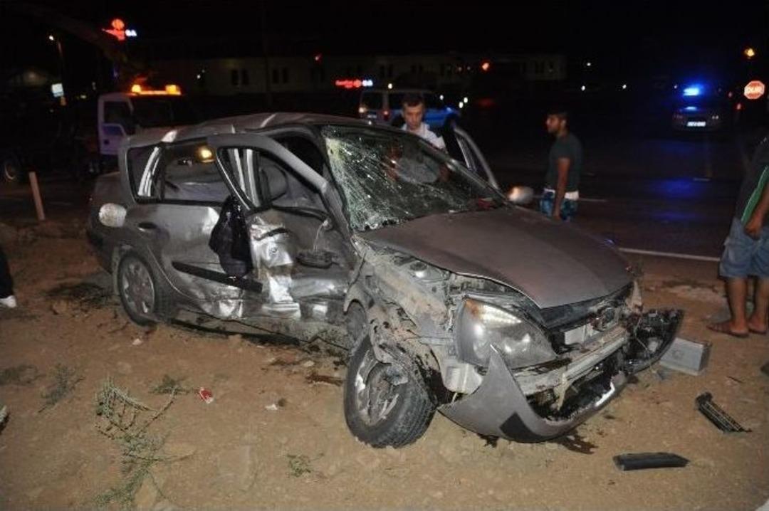 İki Otomobil &Ccedil;arpıştı, Can Pazarı Yaşandı