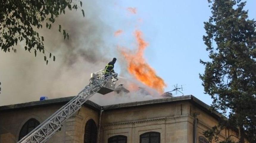 Kilis M&uuml;zesi&rsquo;nin &Ccedil;atısında Yangın &Ccedil;ıktı
