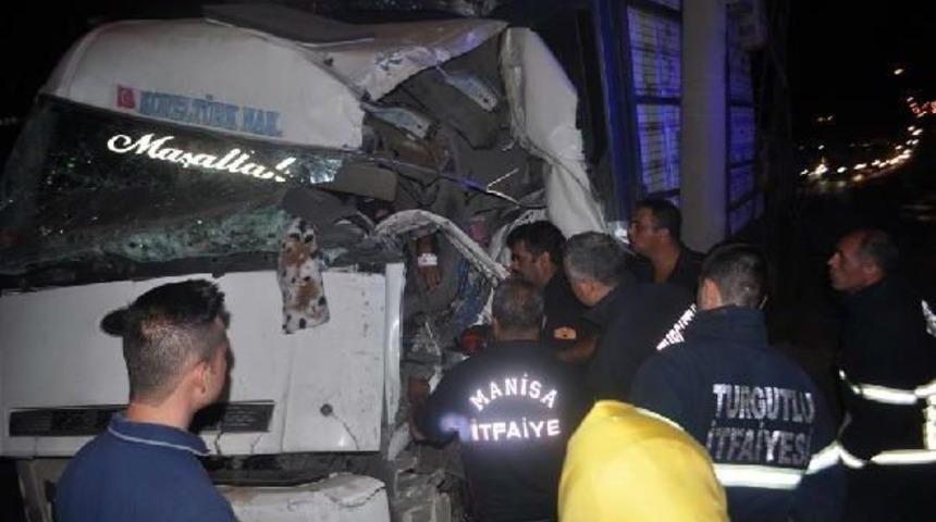 Tavuk Y&uuml;kl&uuml; Kamyon Direğe &Ccedil;arptı: 1 Yaralı